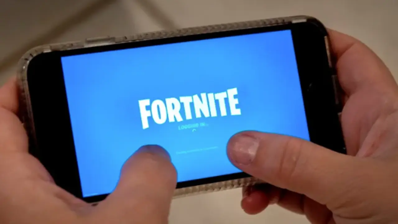 Imagen de archivo una persona juega Fortnite en un iPhone en Miami, Florida. EFE/CRISTOBAL HERRERA-ULASHKEVICH