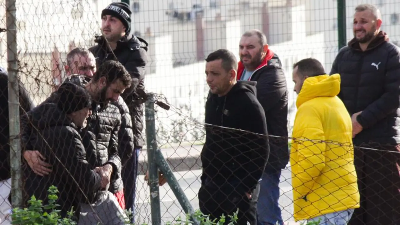 El padre del ni&ntilde;o de 8 a&ntilde;os cuyo cuerpo sin vida ha sido hallado por la Polic&iacute;a Nacional de Ceuta a primeras horas de la ma&ntilde;ana, junto a otros vecinos. La desaparici&oacute;n del menor hab&iacute;a sido denunciada horas antes en la Jefatura Superior de Polic&iacute;a. El hallazgo se ha producido en una zona de monte muy pr&oacute;xima al lugar donde el ni&ntilde;o viv&iacute;a, cerca del Hospital Universitario de la ciudad, en el entorno de la barriada de Loma Colmenar, concretamente en un talud situado junto a un polideportivo. EFE/ Reduan