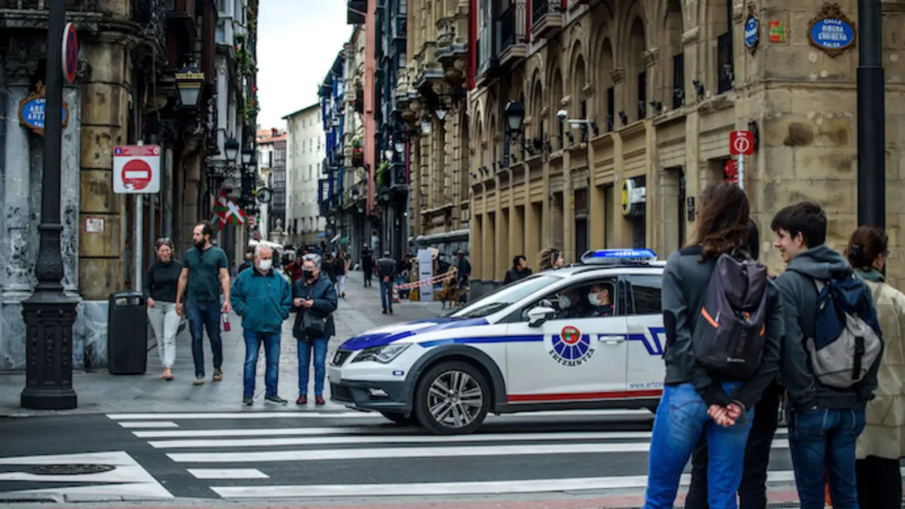 Un coche patrulla de la Ertzaintza circula por las calles de Bilbao.