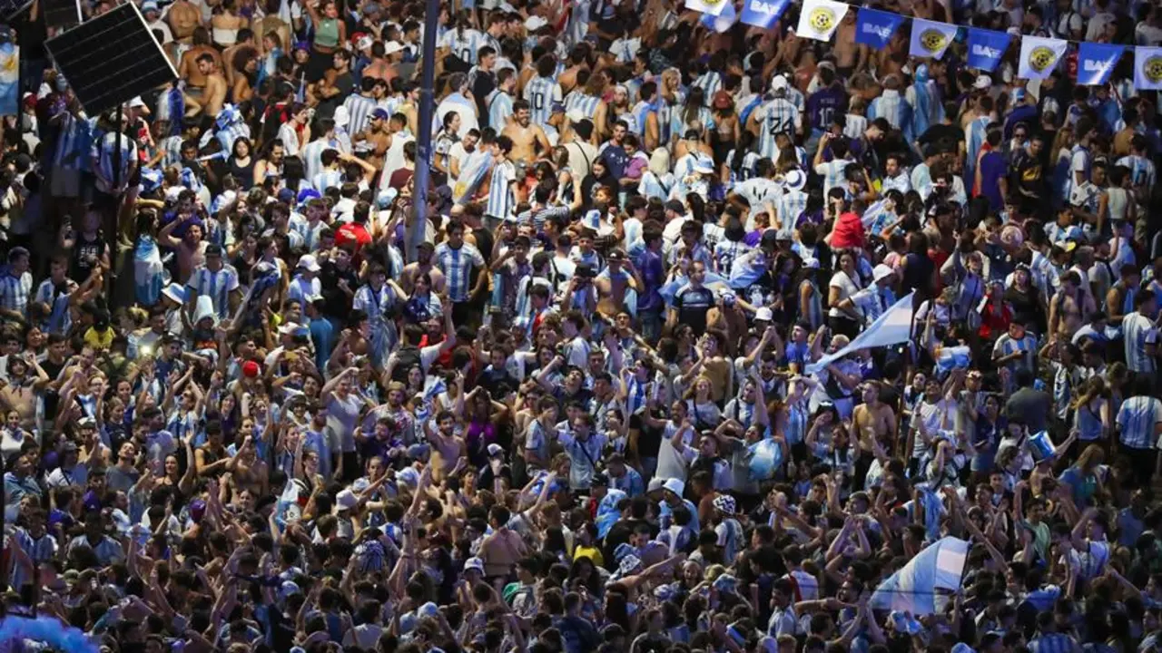 Hinchas de Argentina celebran el campeonato Mundial Qatar 2022 tras ganar la final contra Francia, en el Obelisco en Buenos Aires. / EFE