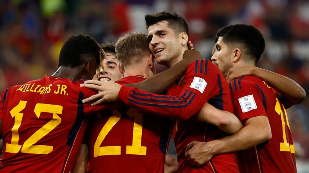&Aacute;lvaro Morata celebra un gol con sus compa&ntilde;eros, en el partido contra Costa Rica (7-0), la goleada del Mundial de Qatar. EFE/Jos&eacute; M&eacute;ndez