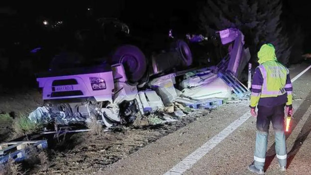 El cami&oacute;n volcado en una cuneta en la A6 en Villalobos (Zamora). / ICAL