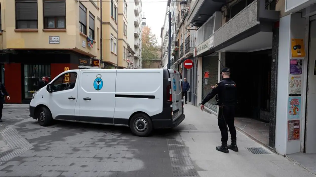 Un hombre de 83 a&ntilde;os se ha entregado este martes, a una patrulla de la Polic&iacute;a Nacional en el Paseo de la Independencia de Zaragoza, a quienes ha confesado que hab&iacute;a asesinado a su mujer, de 80 a&ntilde;os. EFE / Javier Cebolleda