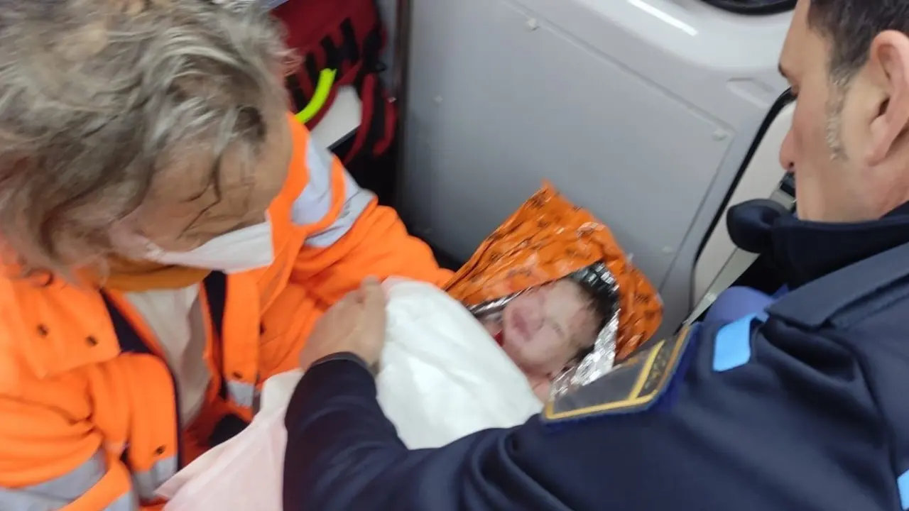La Polic&iacute;a Local de Paterna (Valencia) socorre a una mujer que acababa de dar a luz en su coche en la N-220. E.P.