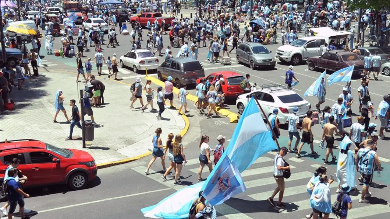 Seguidores de la selecci&oacute;n de argentina se re&uacute;nen hoy, para la celebraci&oacute;n de su triunfo en el Mundial de Qatar 2022. EFE / Enrique Garc&iacute;a Medina