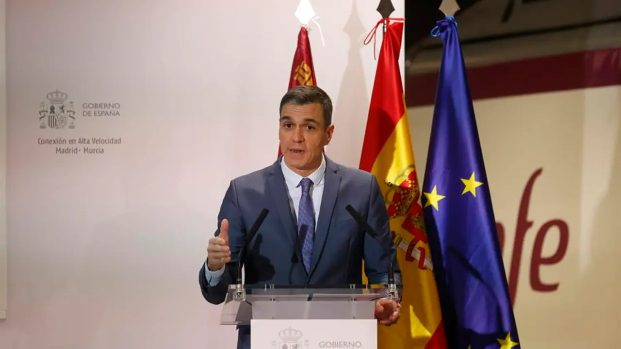 El presidente del Gobierno, Pedro S&aacute;nchez, durante una comparecencia ante la prensa este lunes en Murcia tras el viaje inaugural del tren de alta velocidad a la capital murciana. Este proceso culmina el Corredor del Levante y avanza en el Corredor del Mediterr&aacute;neo impulsando su despliegue hacia Almer&iacute;a. EFE/ Javier Liz&oacute;n
