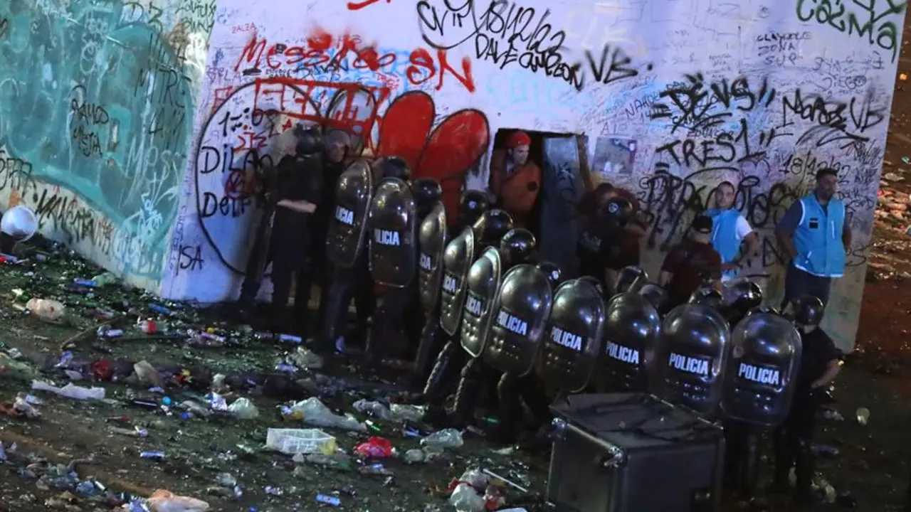 ntegrantes de la Polic&iacute;a Argentina forman una barrera durante los disturbios hoy, tras las celebraciones por el triunfo de la selecci&oacute;n en el Mundial Qatar 2022 en Buenos Aires (Argentina). Serios disturbios se registraron en la noche de este martes en los alrededores del Obelisco, en pleno centro de Buenos Aires, tras los multitudinarios festejos para recibir a la selecci&oacute;n argentina de f&uacute;tbol, vencedora en Qatar 2022. EFE/Ra&uacute;l Mart&iacute;nez