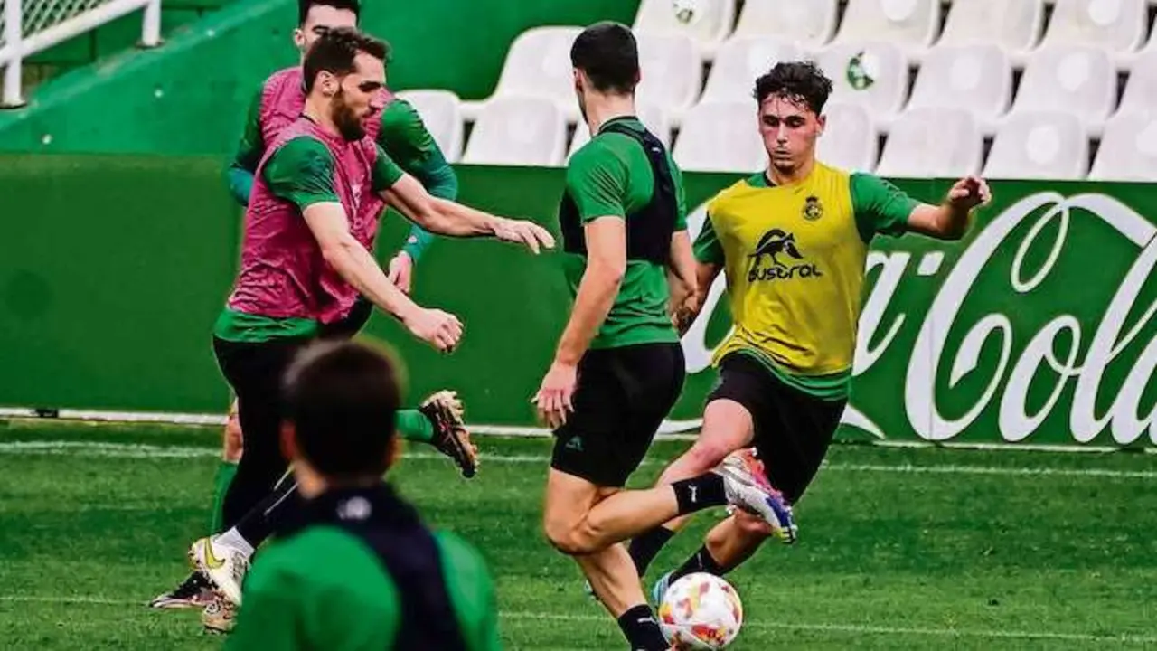 Yeray, con el bal&oacute;n en su poder durante el entrenamiento de ayer. / RRC