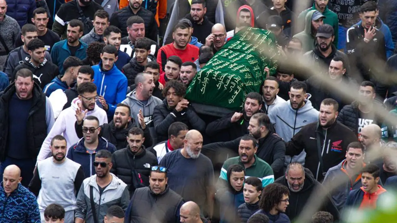 Varias personas llevan a hombros el ata&uacute;d Mohamed Abdeselam, el ni&ntilde;o de 8 a&ntilde;os que fue encontrado sin vida a primeras horas de la ma&ntilde;ana de este lunes en un terrapl&eacute;n de la barriada de Loma Colmenar de Ceuta. EFE / Reduan