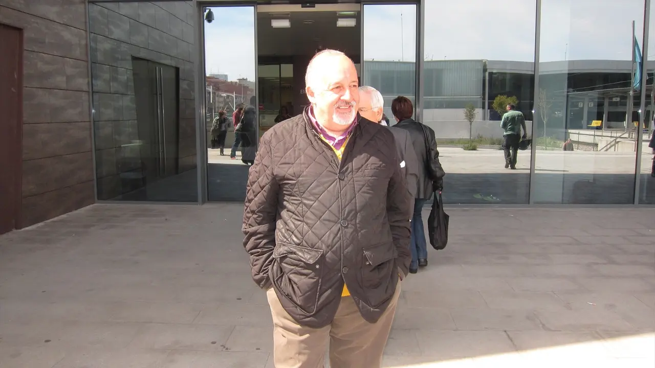 El ex sacerdote Jes&uacute;s Mar&iacute;a Men&eacute;ndez, conocido como 'padre Chus', a la salida del juzgado en Gij&oacute;n. E.P. / Archivo