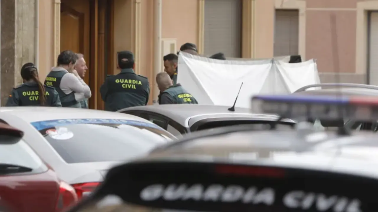 La Polic&iacute;a Judicial trabaja en el domicilio de Guardamar del Segura (Alicante) donde ha tenido lugar la muerte violenta de una mujer. EFE / Morell