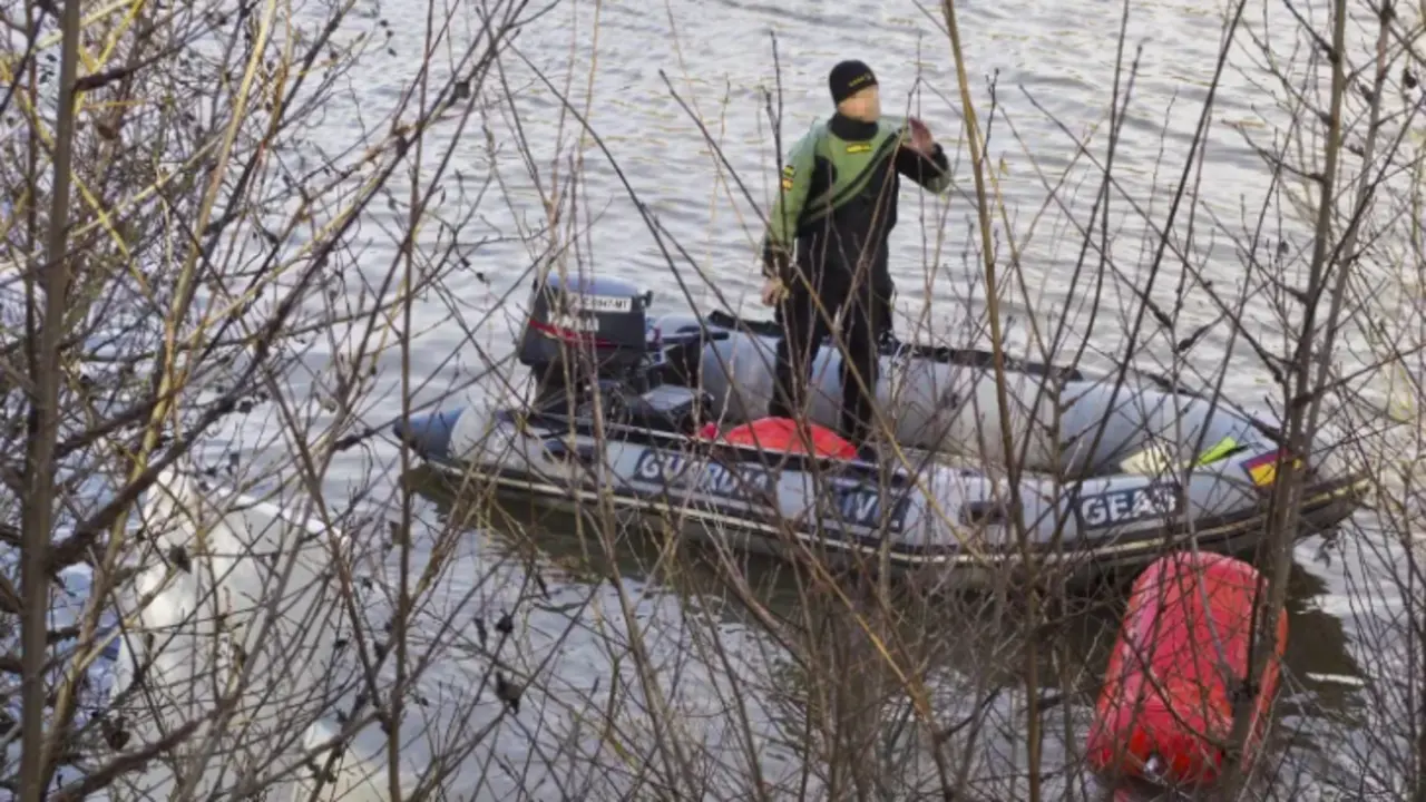 Un buzo de los GEAS de la Guardia Civil participa en las labores de b&uacute;squeda del piloto que permanece desaparecido desde el pasado s&aacute;bado cuando viajaba en un ultraligero, este m&eacute;rcoles en el r&iacute;o Duero a su paso por Villamarciel (Valladolid). EFE/ R. Garc&iacute;a