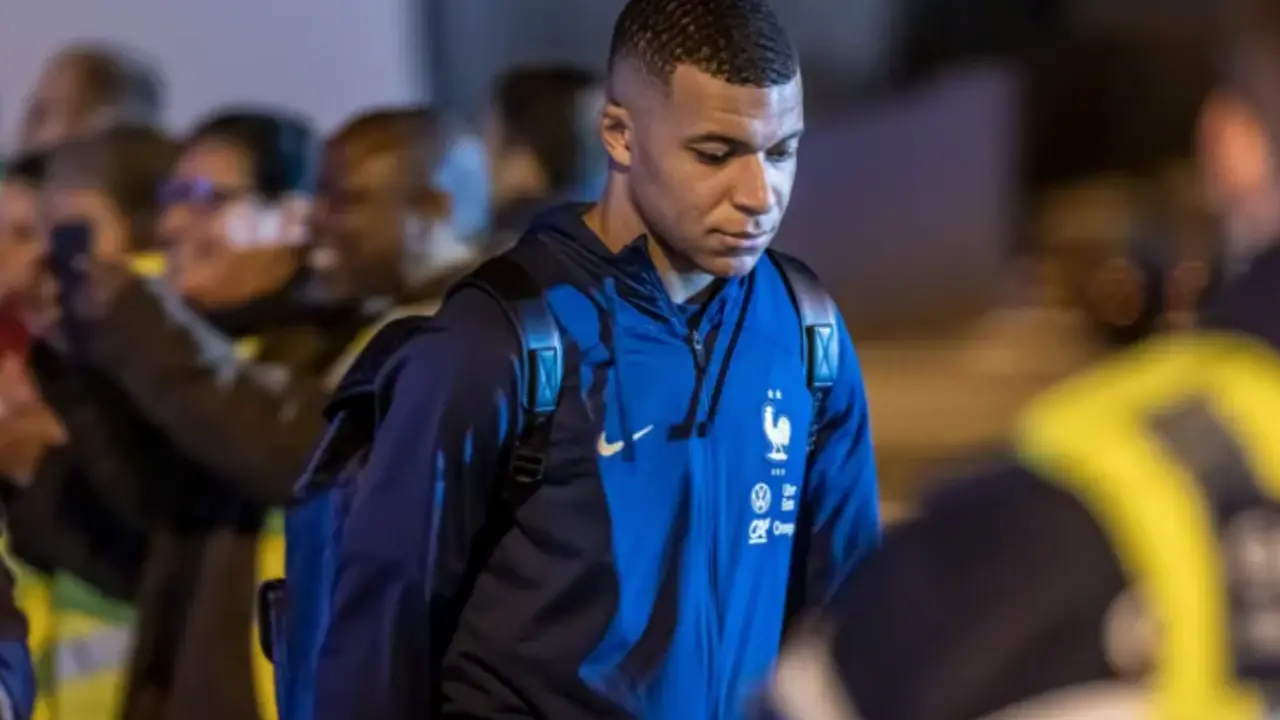 Kylian Mbapp&eacute; (c), a su llegada a Francia. EFE / Christophe Petit Tesson