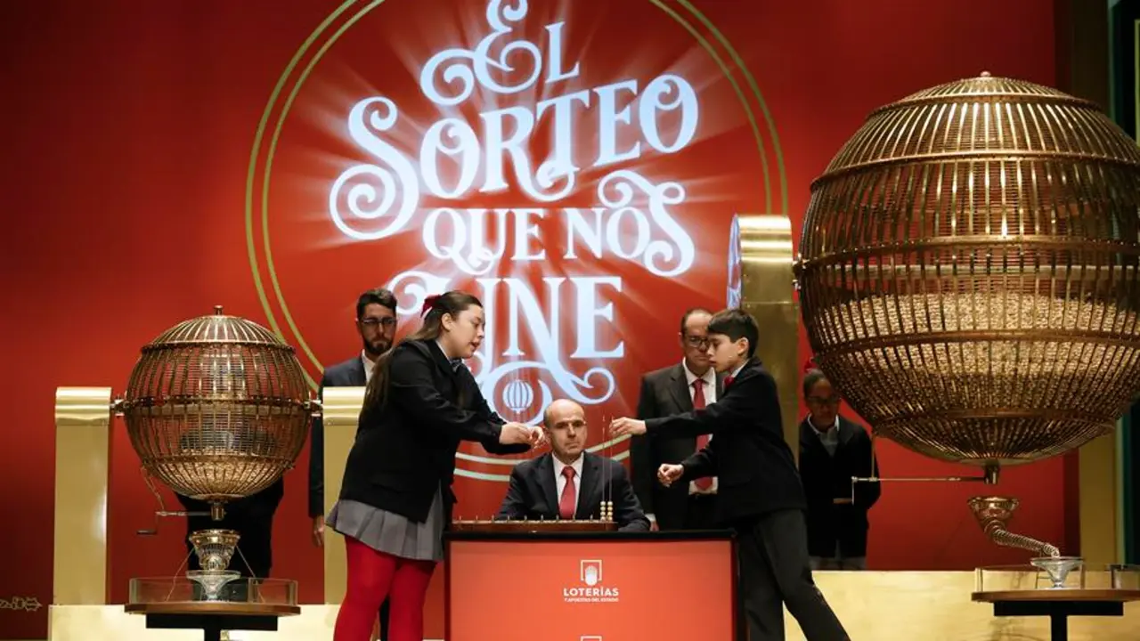 Los estudiantes del colegio de San Ildefonso aniela Laborde Valverde (i) y Francisco Moreno Dur&aacute;n (d) cantan n&uacute;meros y premios durante el sorteo de El Gordo de Navidad en el Teatro Real en Madrid, este jueves. EFE/ Javier Liz&oacute;n