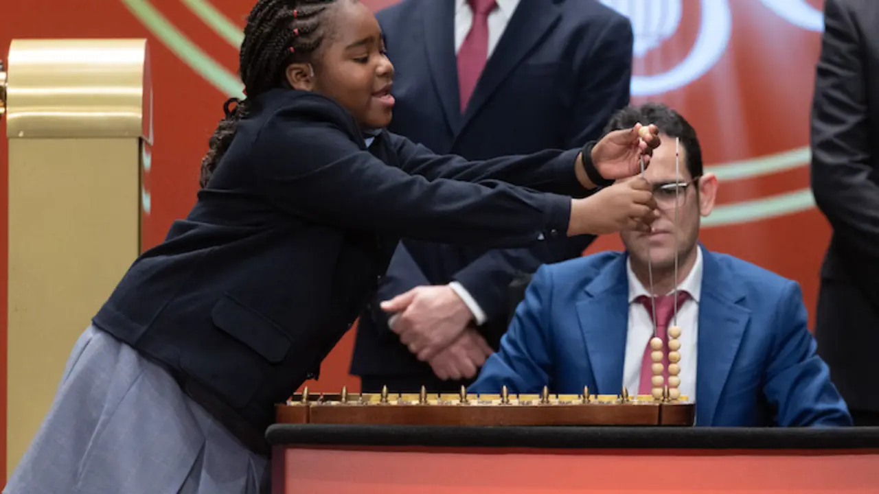 Una ni&ntilde;a de la residencia de San Ildefonso canta la cantidad de dinero de uno de los premios del Sorteo Extraordinario de la Loter&iacute;a de Navidad 2022, en el Teatro Real de Madrid, a 22 de diciembre de 2022, en Madrid, (Espa&ntilde;a).  El sorteo se celebra en esta ocasi&oacute;n con aforo completo en el patio de butacas del Teatro Real y un total de 2.520 millones de euros en juego en premios, lo que supone 112 millones m&aacute;s que el a&ntilde;o pasado. Este a&ntilde;o, la emisi&oacute;n consta de 180 series, ocho m&aacute;s que en a&ntilde;os anteriores, de 100.000 n&uacute;meros cada una. Dicha emisi&oacute;n asciende a los 3.600 millones de euros, de los que se reparten un 70 por ciento en premios.
22 DICIEMBRE 2022;NAVIDAD;LOTERIA;SORTEO EXTRAORDINARIO;: SUERTE;DINERO;DISFRAZ;FECHAS NAVIDE&Ntilde;AS;LOTERIA;AZAR;NI&Ntilde;OS SAN ILDEFONSO
Eduardo Parra / Europa Press
22/12/2022
