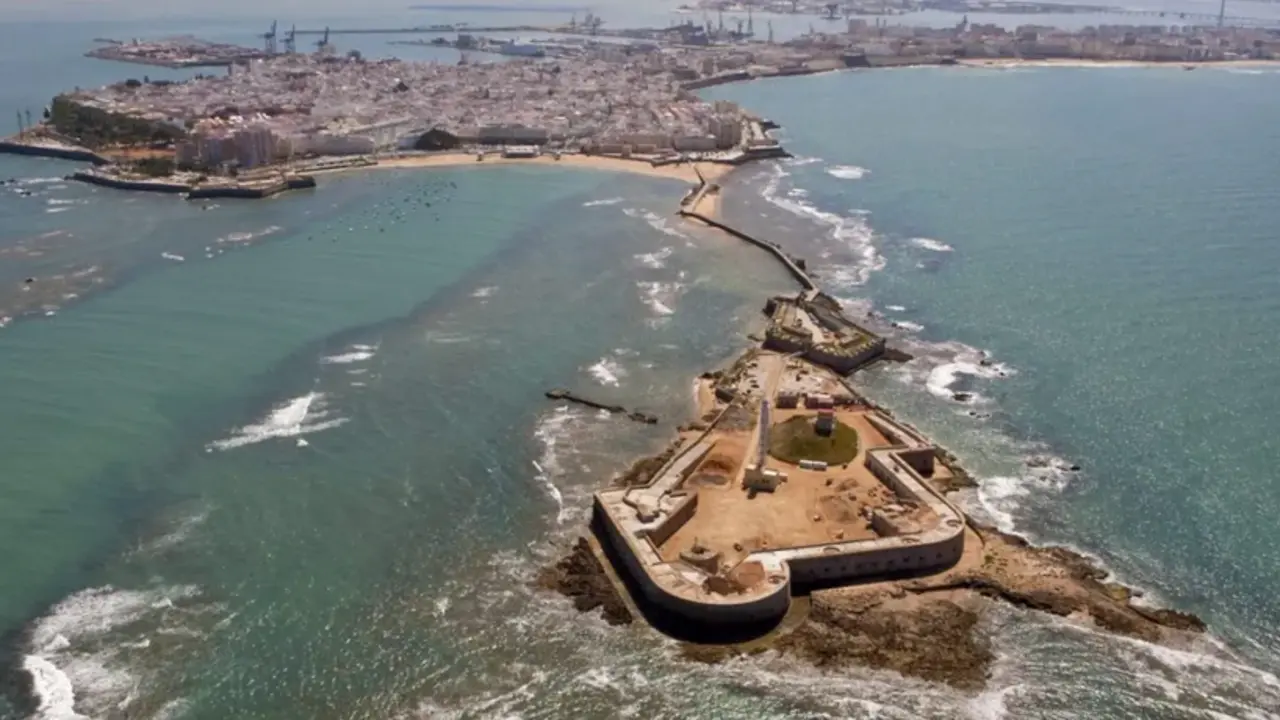 El castillo de San Sebasti&aacute;n, en C&aacute;diz, en una imagen de archivo. EFE/Rom&aacute;n R&iacute;os