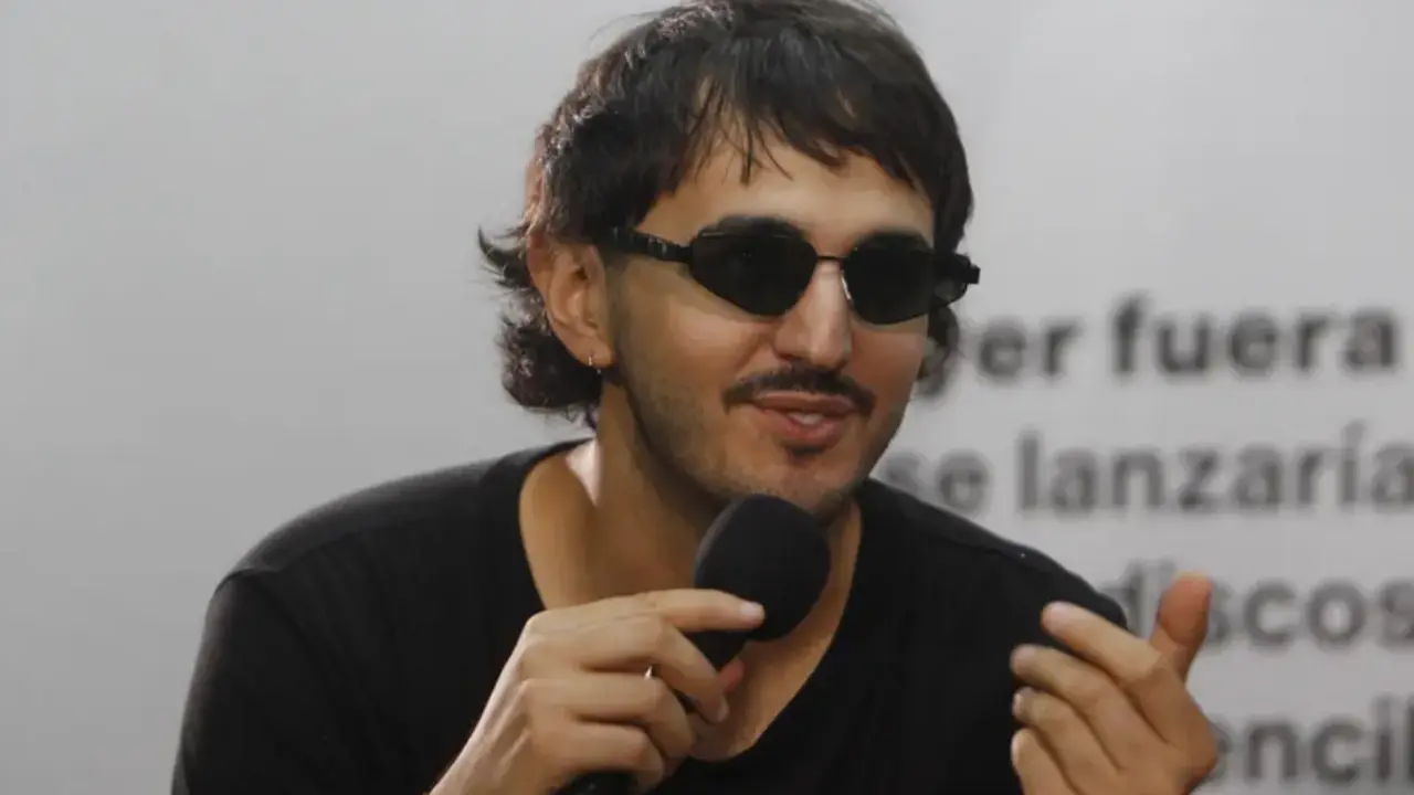 Juan Pablo Isaza, integrante de la banda colombiana Morat, durante una entrevista con Efe el 16 de diciembre en Medell&iacute;n (Colombia). EFE/LUIS EDUARDO NORIEGA A.