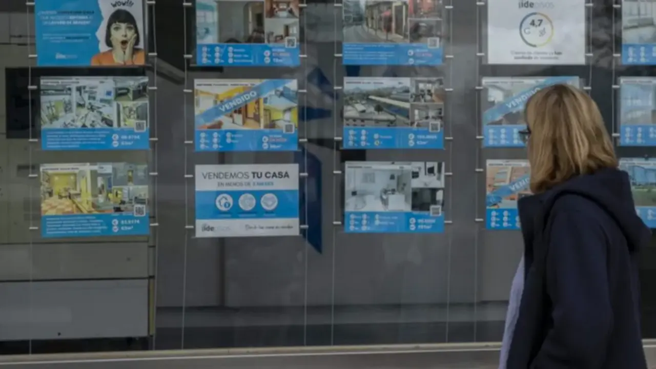Una mujer pasa por delante de una inmobiliaria en Santander, en una imagen de archivo. EFE/Rom&aacute;n G. Aguilera