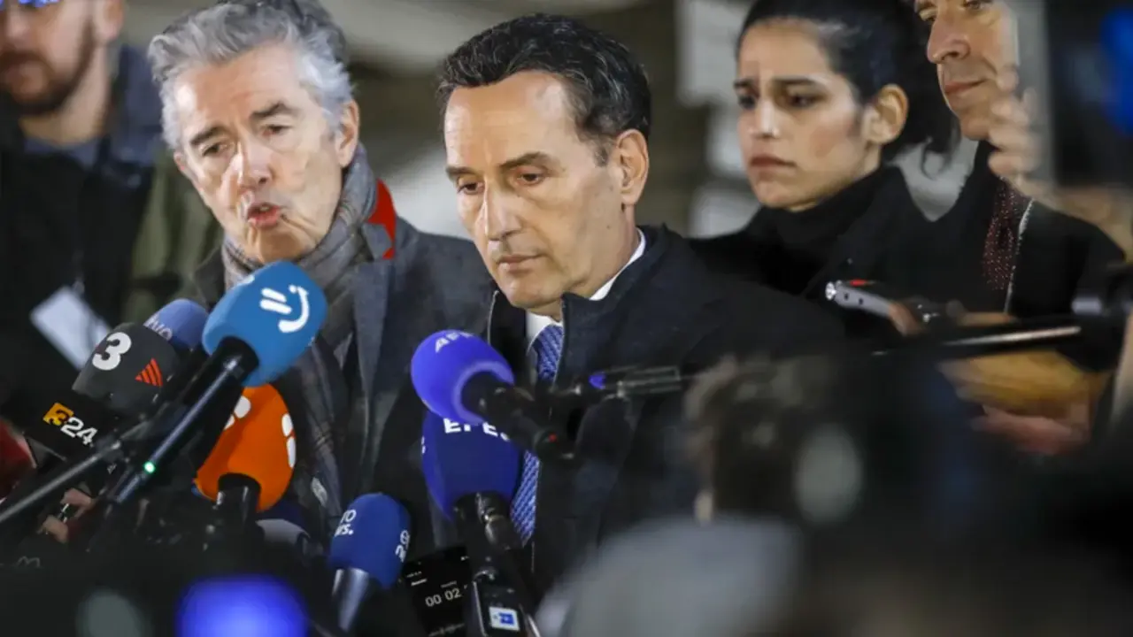 Andre Risopoulos (i) y Michalis Dimitrakopoulos (c), abogados de Eva Kaili. EFE/EPA/Olivier Hoslet