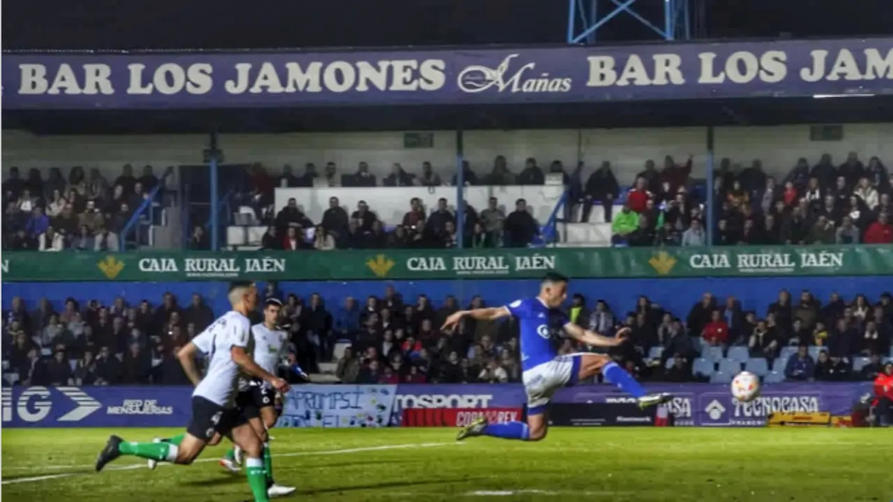 El jugador del Linares remata a la porter&iacute;a. / Linares_Dptvo