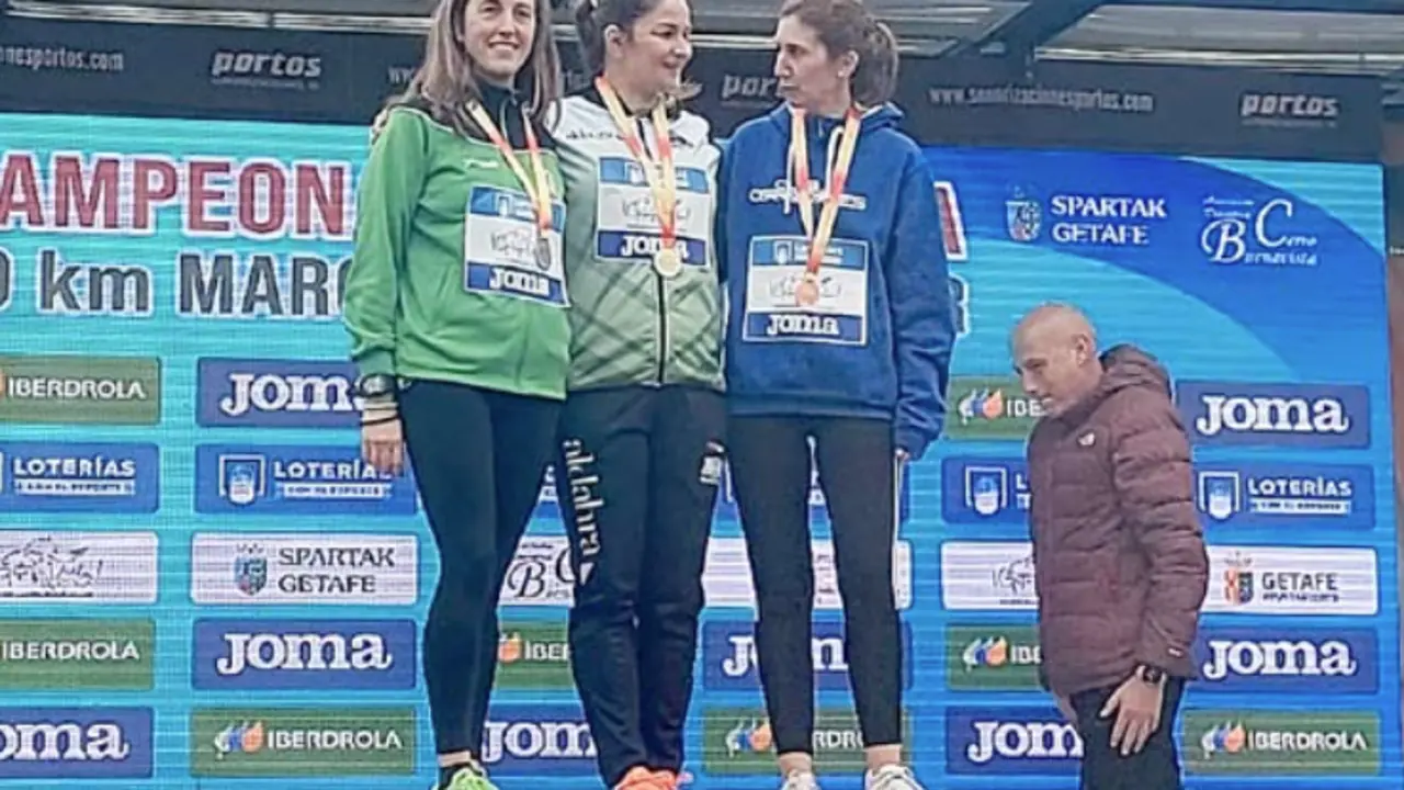 Ruth Rueda en el podio con las otras medallistas. / AlERtA