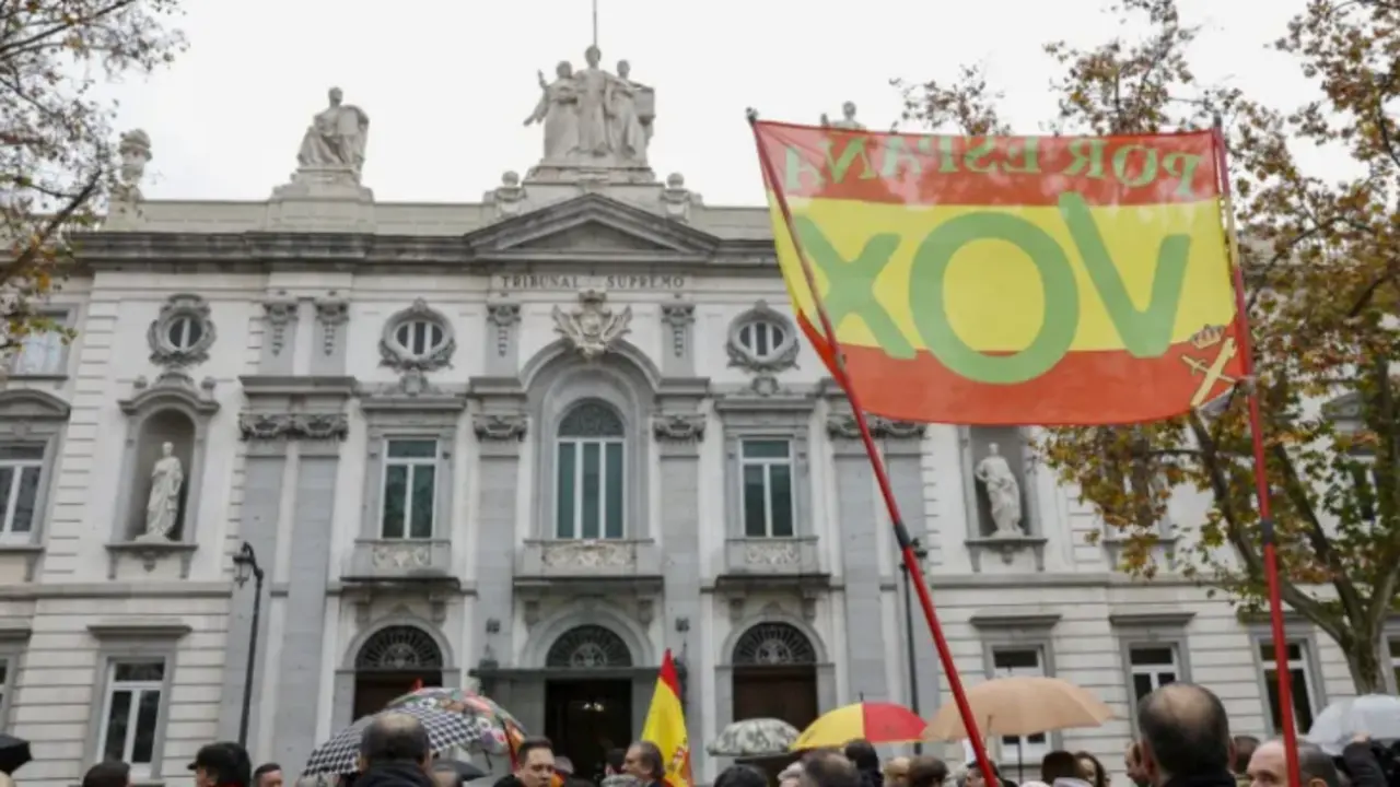Simpatizantes de Vox, a las puertas del Tribunal Supremo, hoy en Madrid. EFE/Chema Moya