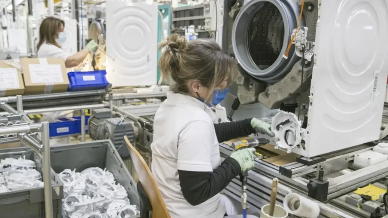 Una trabajadora en una f&aacute;brica de lavadoras en Zaragoza, en una imagen de archivo. EFE/Javier Cebollada