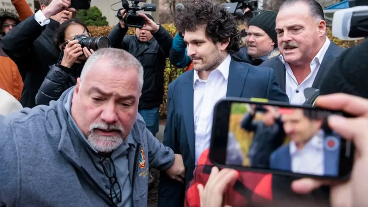El empresario de criptomonedas Sam Bankman-Fried (C) es sacado de un Tribunal Federal de los Estados Unidos . EFE/EPA/JUSTIN LANE