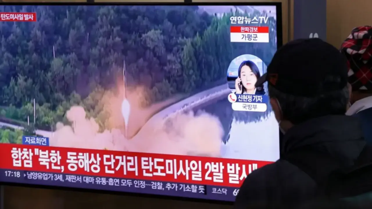 Surcoreanos ven en televisi&oacute;n uno de los misiles lanzados por Corea del Norte. EFE/EPA/YONHAP