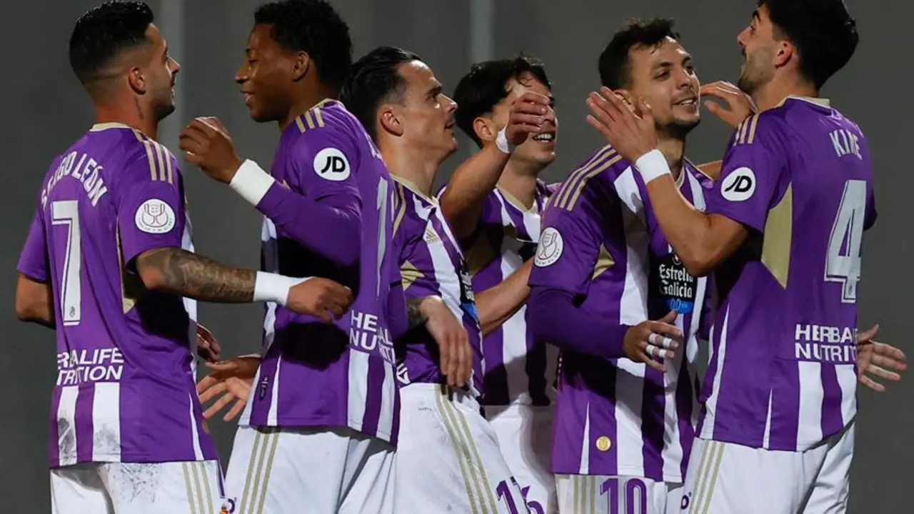 Los jugadores del Real Valladolid celebran uno de los goles conseguidos por el equipo pucelano durante el encuentro correspondiente a la segunda eliminatoria de la Copa del Rey de f&uacute;tbol. EFE / Miguel To&ntilde;a
