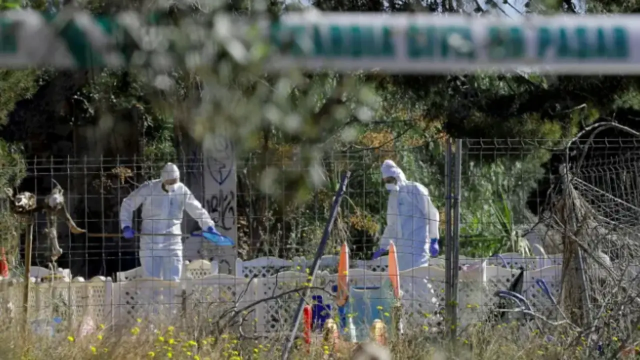 Imagen de archivo de la Polic&iacute;a Cient&iacute;fica de la Guardia Civil trabajando en el lugar de la muerte en Godella (Valencia) de los dos ni&ntilde;os. EFE / Manuel Bruque