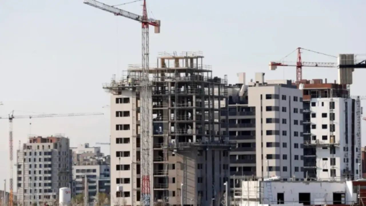 Varios edificios de viviendas en construcci&oacute;n en Madrid, en una imagen de archivo. /Chema Moya