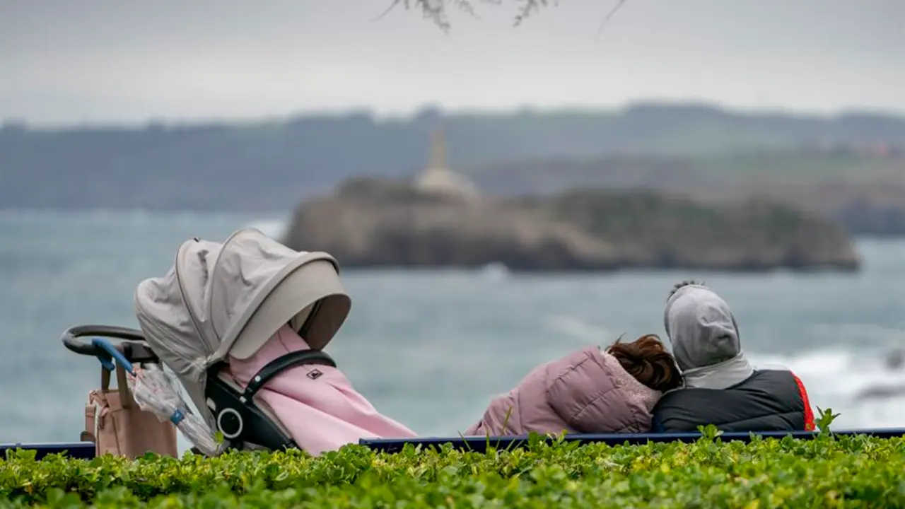 Un par de personas descansan sentadas en un banco con vistas al mar en la ciudad de Santander, este viernes. EFE/ROM&Aacute;N G.AGUILERA