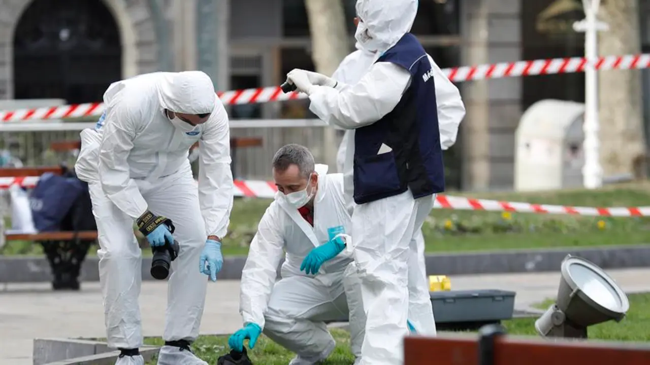 Agentes de la Polic&iacute;a forense investiga en el lugar en el que un joven muri&oacute; en un presunto ataque con arma blanca, esta ma&ntilde;ana en San Sebasti&aacute;n. EFE / Juan Herrero
