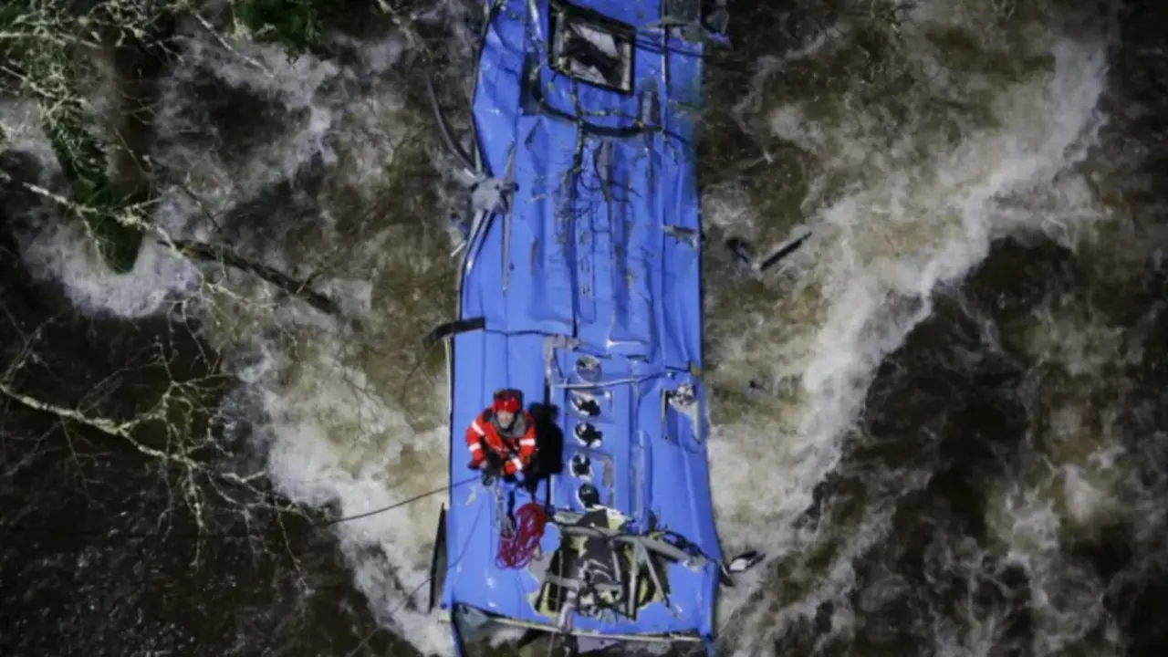 Los bomberos trabajan en el rescate de v&iacute;ctimas del autob&uacute;s que se precipit&oacute; al r&iacute;o L&eacute;rez, tras caer de un puente, en Cerdedo-Cotobade (Pontevedra). EFE/Lavandeira jr