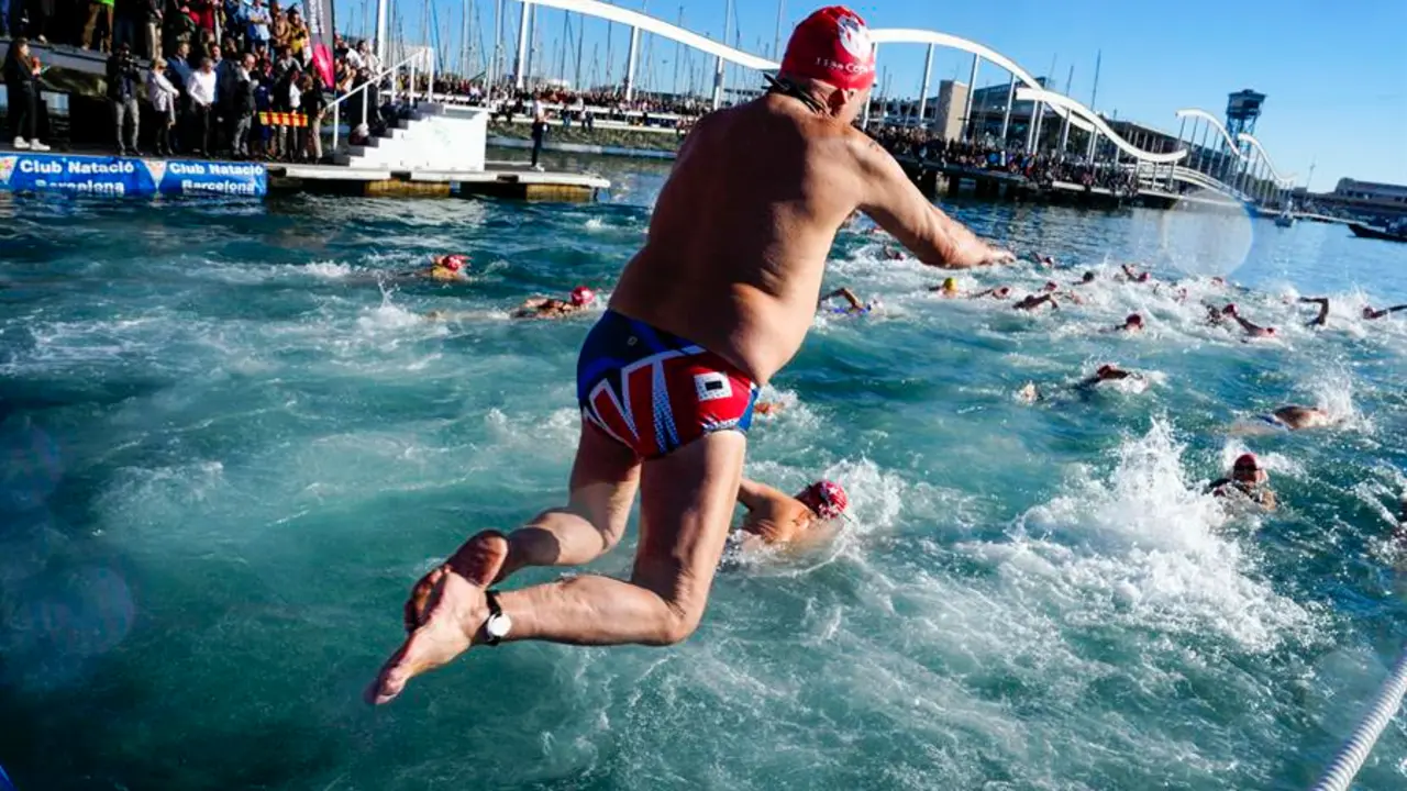 Varias personas participan en la 113 edici&oacute;n de la Copa Nadal, tradicional y popular prueba de nataci&oacute;n que se disputa en las aguas del Port de Barcelona cada d&iacute;a 25 de Diciembre. EFE / Enric Fontcuberta