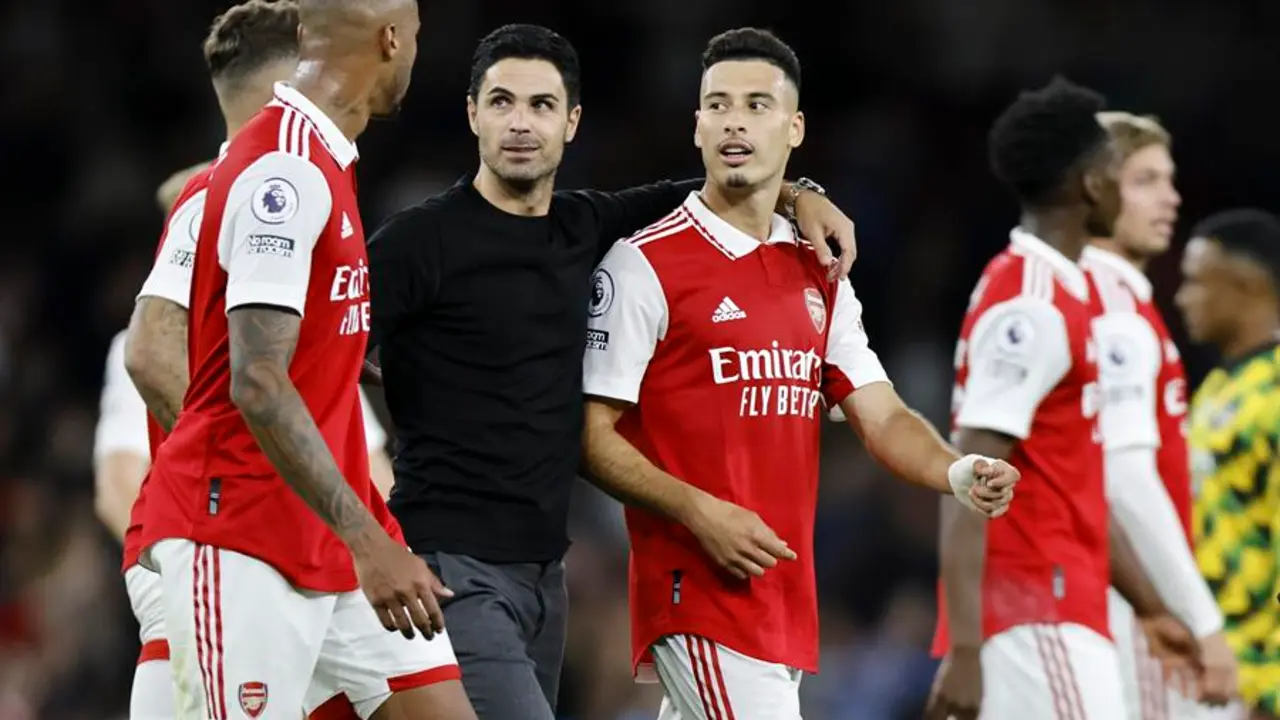 Vuelve la premier. En la imagen el entrenador del Arsenal, Mikel Artetan, con varios de sus jugadores tras un partido reciente de la Premier League. EFE / TOLGA AKMEN