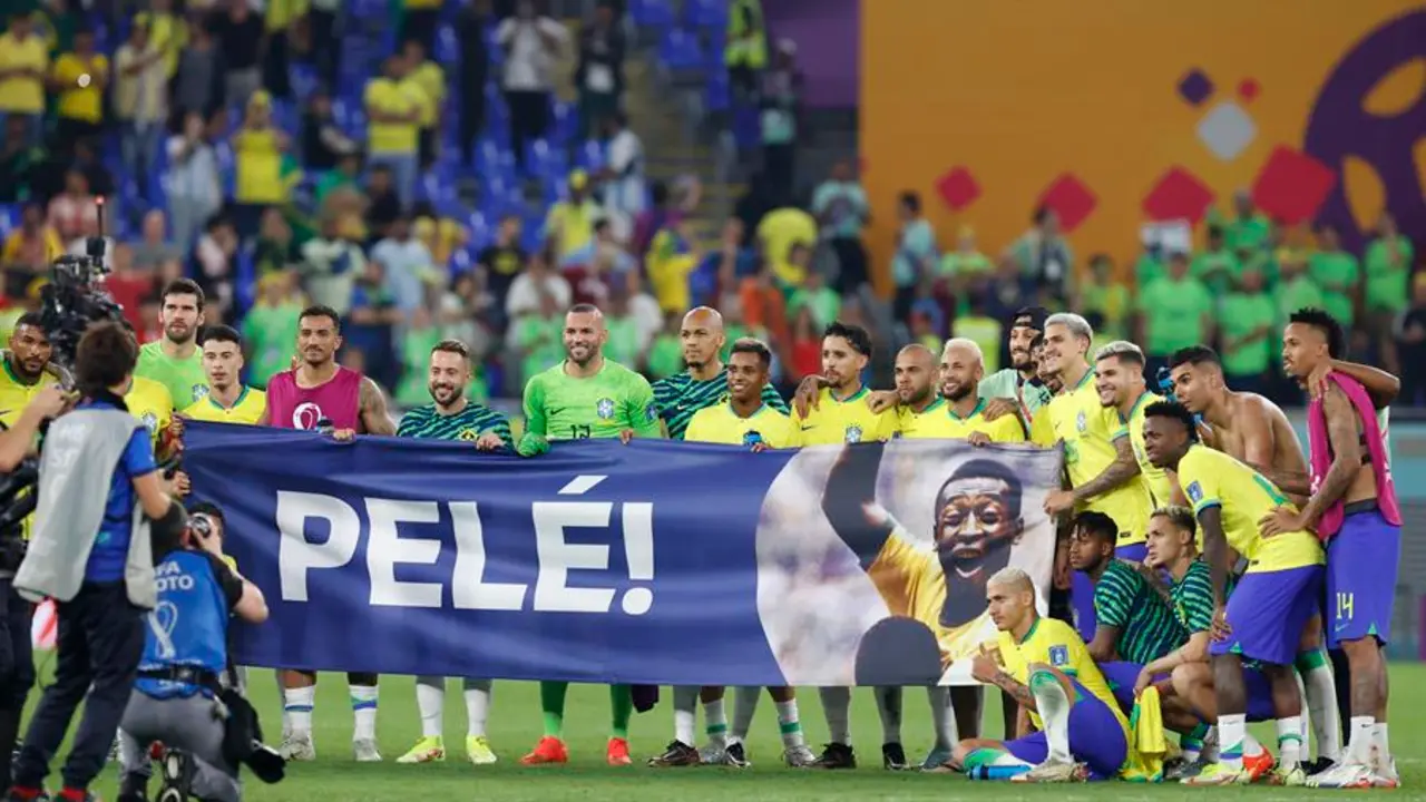 Jugadores de Brasil sostienen una pancarta de apoyo al astro brasile&ntilde;o Pel&eacute; durante el Mundial de Qatar. EFE / Esteban Biba