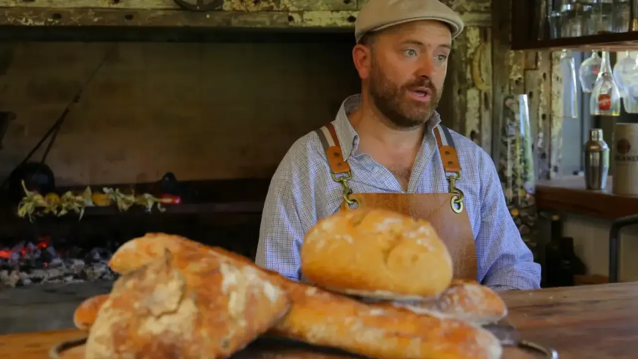 El asador profesional uruguayo Sebasti&aacute;n Manito habla durante una entrevista con EFE durante un asado en su casa, el 20 de diciembre de 2022, en el departamento de Canelones (Uruguay). EFE/ Alejandro Prieto