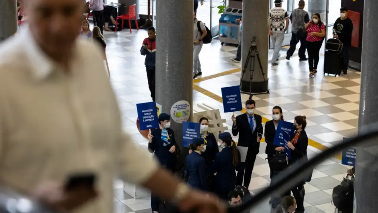 Fotograf&iacute;a de archivo de pilotos y otros trabajadores que protestan pidiendo mejoras salariales, en el Aeropuerto Congonhas, en Sao Paulo (Brasil). EFE/ Isaac Fontana