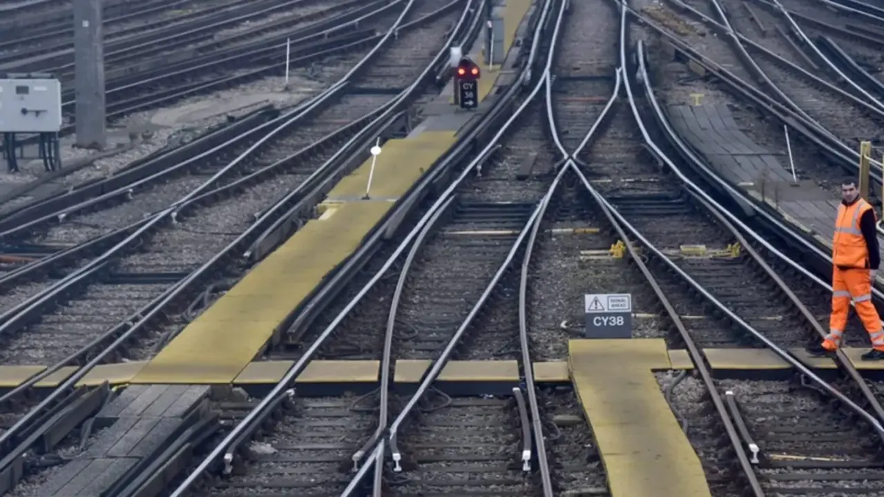 Una estaci&oacute;n de tren en Londres, en una imagen de archivo. EFE/Hannah Mackay