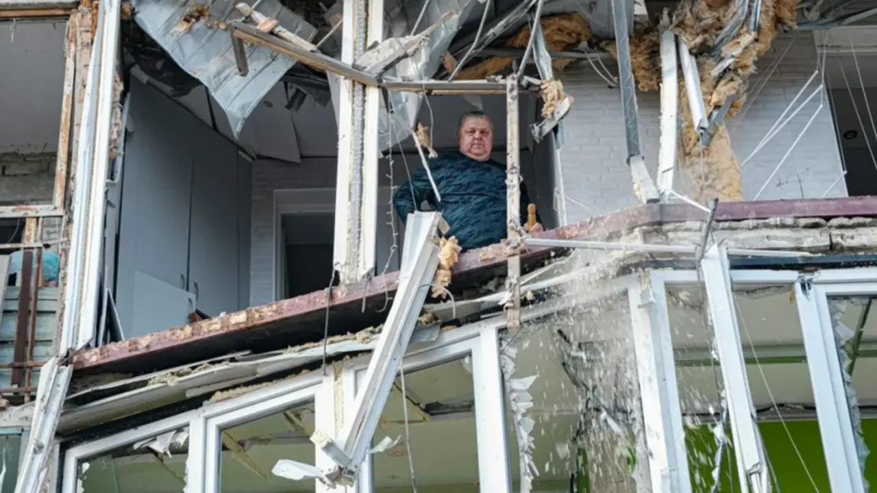 Un hombre camina entre los escombros de un apartamento destruido tras un bombardeo en la ciudad ucraniana de Jerson. EFE/Maria Senovilla