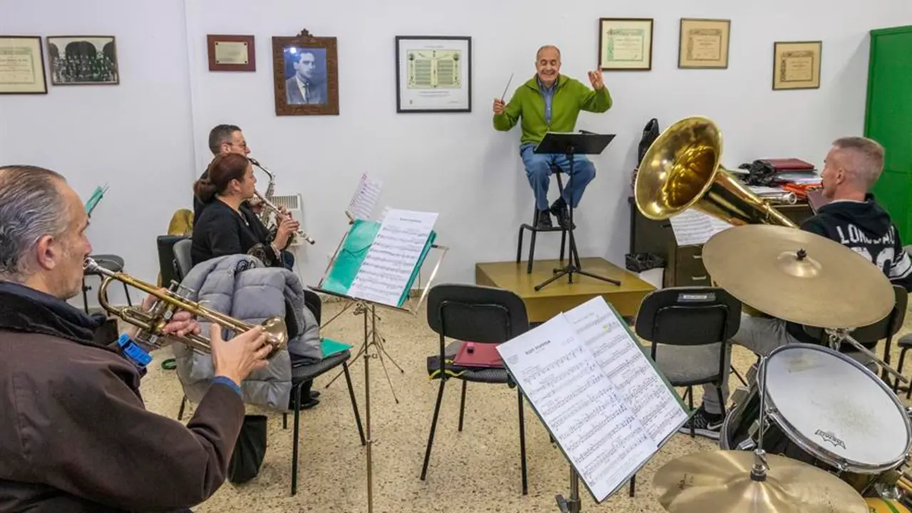 La Banda Municipal de M&uacute;sica de la ciudad c&aacute;ntabra de Torrelavega celebr&oacute; este a&ntilde;o su 110 aniversario y lo ha hecho en su peor momento, aquejada por la falta de instrumentistas que la coloca "en la UVI", aunque se resiste a desaparecer gracias al tes&oacute;n y el entusiasmo de sus actuales 16 integrantes. EFE/Javier G. Paradelo