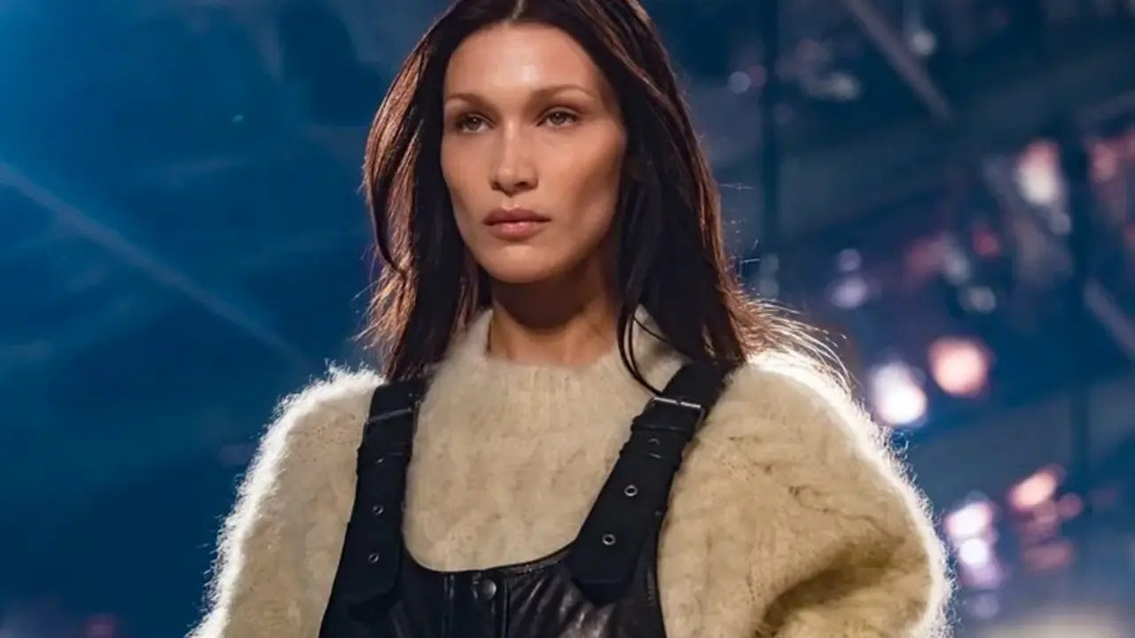 Bella Hadid desfilando para Isabel Marant en la Semana de la moda parisina. EFE/EPA/ Cristophe Petit Tesson