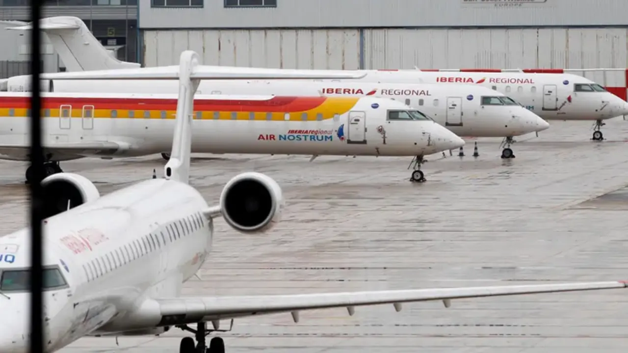 Imagen de archivo de aviones de Air Nostrum.EFE/Miguel Angel Polo