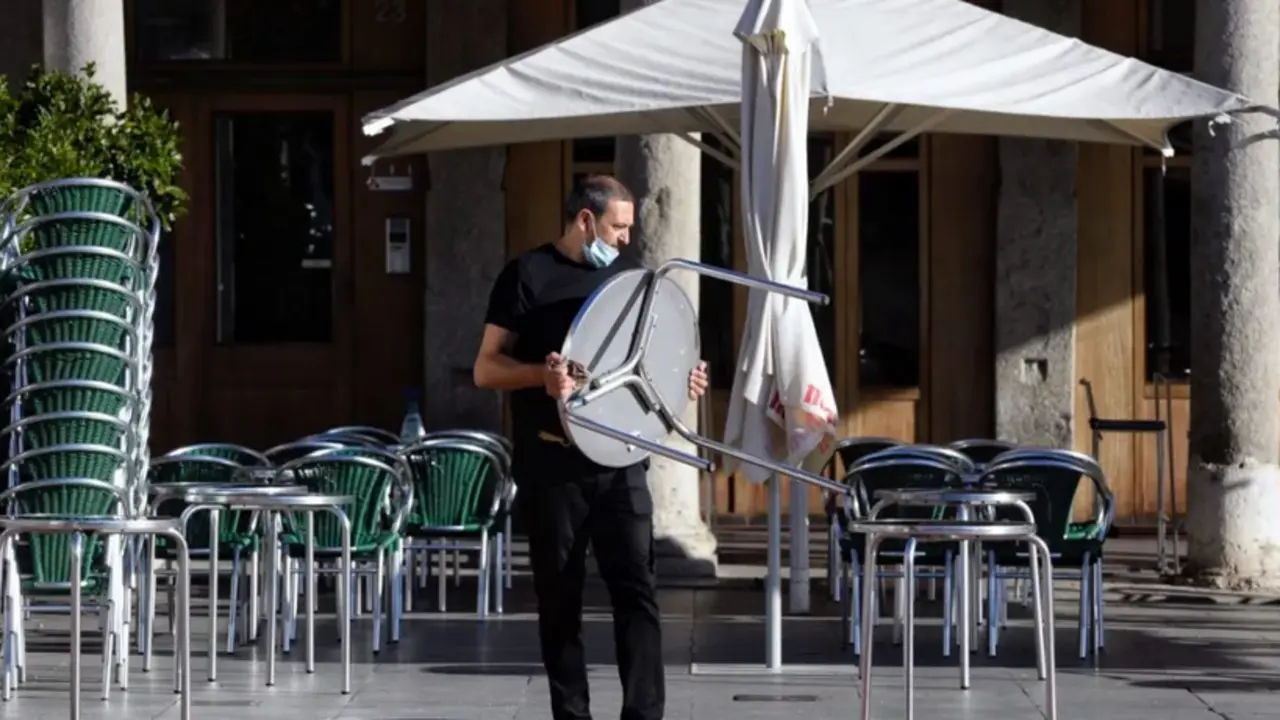 Un camarero en una terraza en Valladolid, en una imagen de archivo. EFE/Nacho Gallego