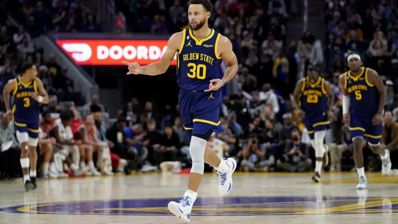 Foto de archivo del jugador de Golden State Warriors, Stephen Curry (c). EFE/JOHN G. MABANGLO