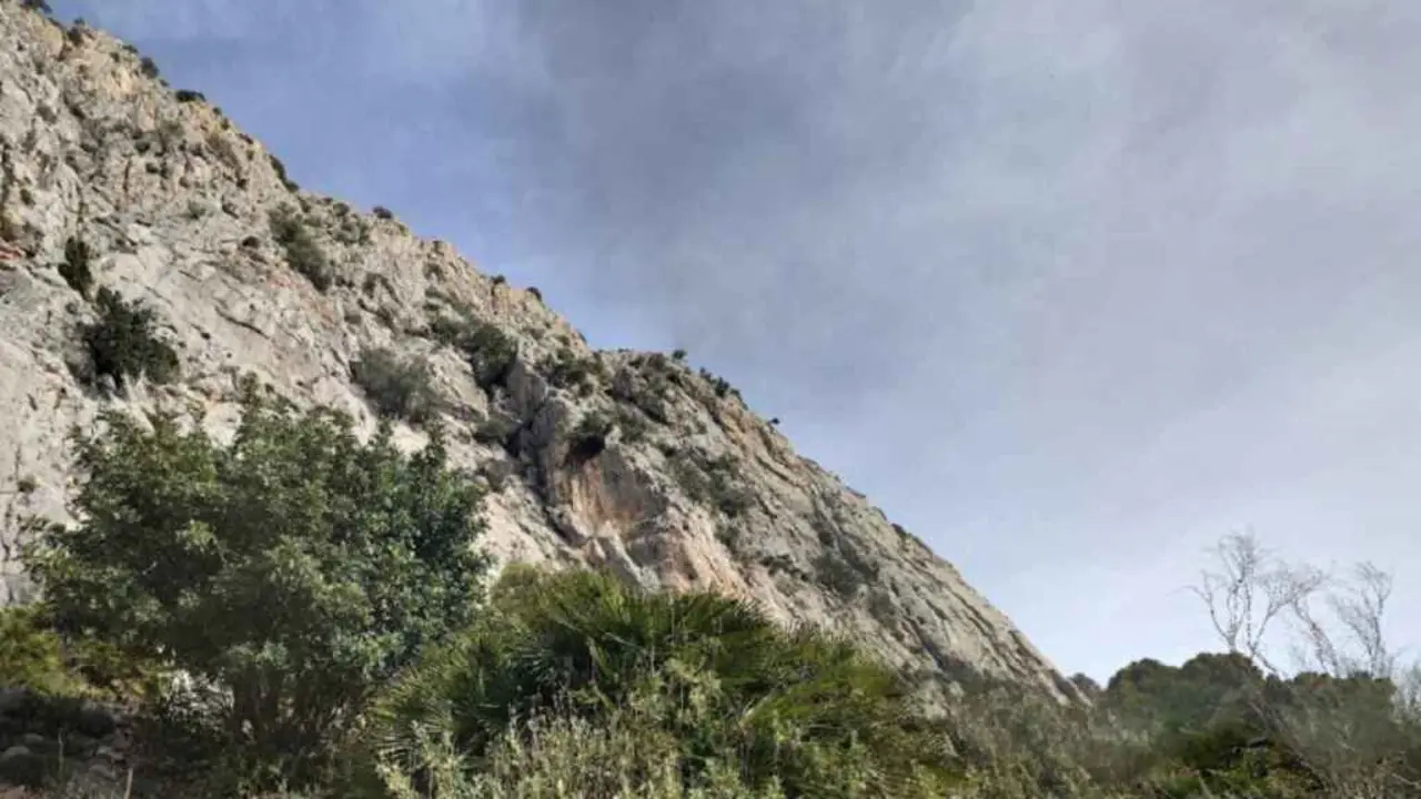 La v&iacute;ctima, un hombre de 37 a&ntilde;os, se precipit&oacute; en la tarde del lunes cuando escalaba la Escalera &Aacute;rabe. El cuerpo ha sido rescatado por un helic&oacute;ptero del GREIM.