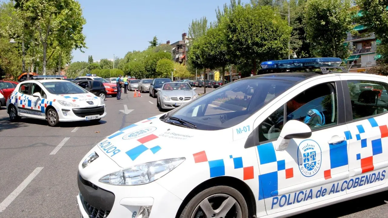 Vista de los coches de la Polic&iacute;a Local de Alcobendas. E.P.