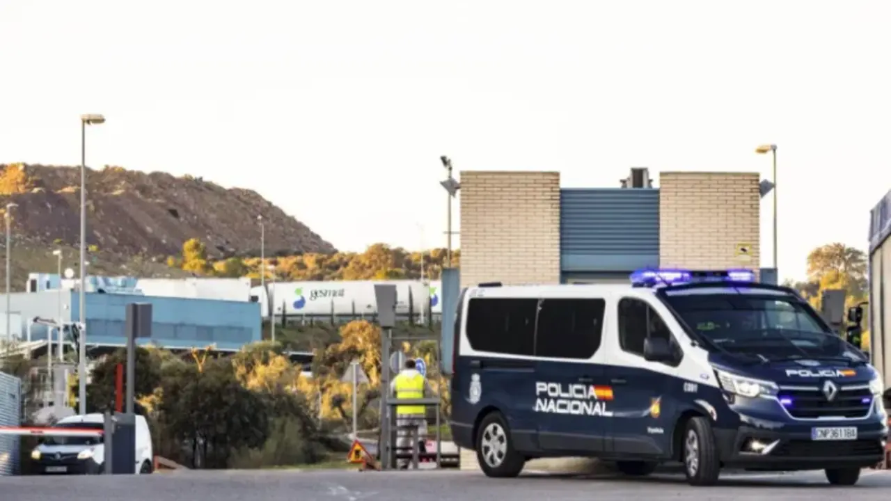 Polic&iacute;a en el vertedero de Toledo donde se busca a un menor desaparecido. EFE / &Aacute;ngeles G. Visd&oacute;mine